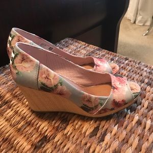 Toms floral wedges